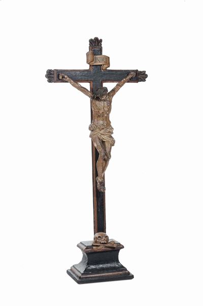 Cristo in Legno Intagliato e Laccato, su Croce e Basamento, XIX Secolo