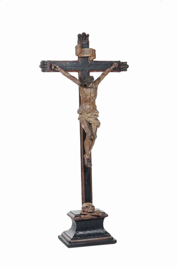 Cristo in legno intagliato e laccato, su croce e basamento, XIX secolo