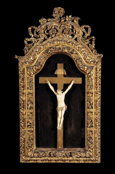 Cristo in Avorio Entro Ricca Cornice in Legno Intagliato e Dorato, XVIII Secolo
