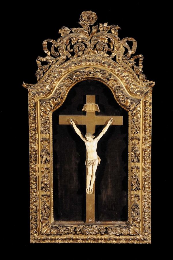 Cristo in avorio entro ricca cornice in legno intagliato e dorato, XVIII secolo