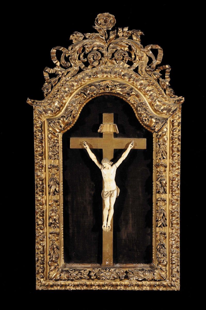 Cristo in avorio entro ricca cornice in legno intagliato e dorato, XVIII secolo  - Asta Antiquariato e Dipinti Antichi - Cambi Casa d'Aste