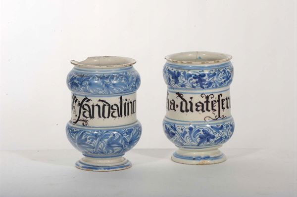 Coppia di albarelli in ceramica, XVIII secolo