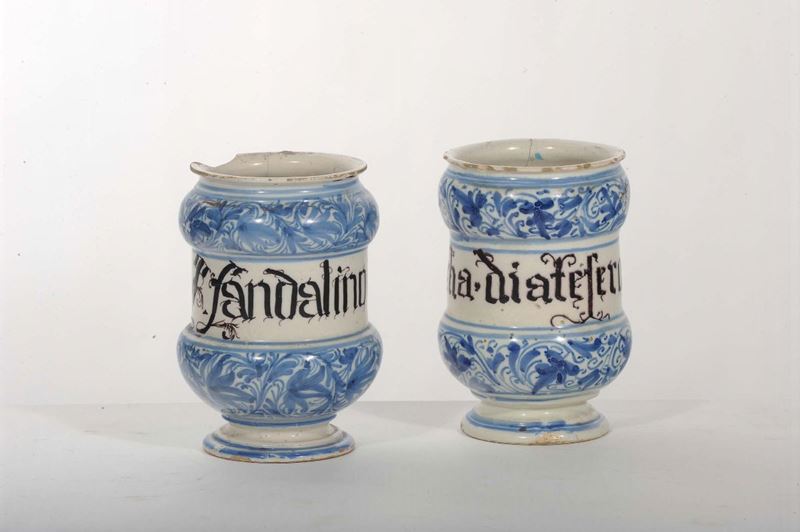 Coppia di albarelli in ceramica, XVIII secolo  - Auction Antiques and Old Masters - Cambi Casa d'Aste