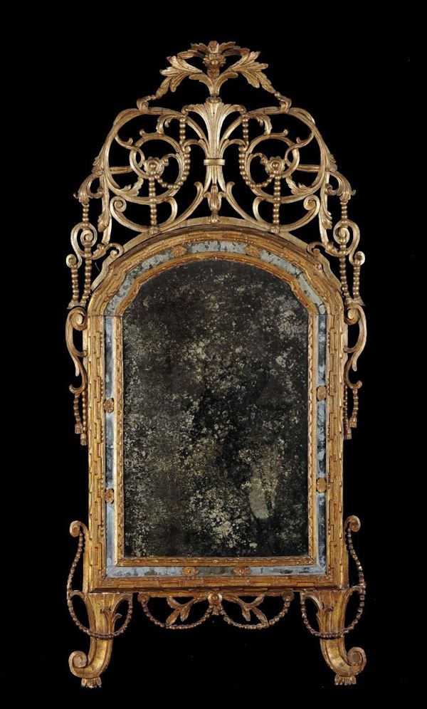 Specchiera Luigi XV in legno intagliato e dorato, XVIII secolo