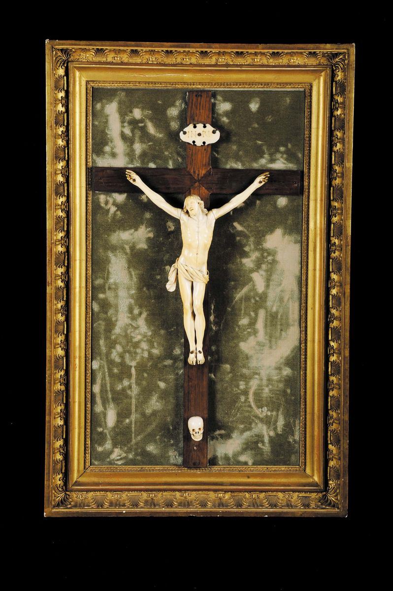 Cristo in avorio entro cornice in legno dorato, XIX secolo  - Auction Antiques and Old Masters - Cambi Casa d'Aste