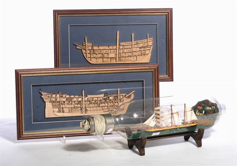 Lotto composto da veliero in bottiglia e due sezioni di velieri in legno in cornice  - Auction Antiques and Old Masters - Cambi Casa d'Aste