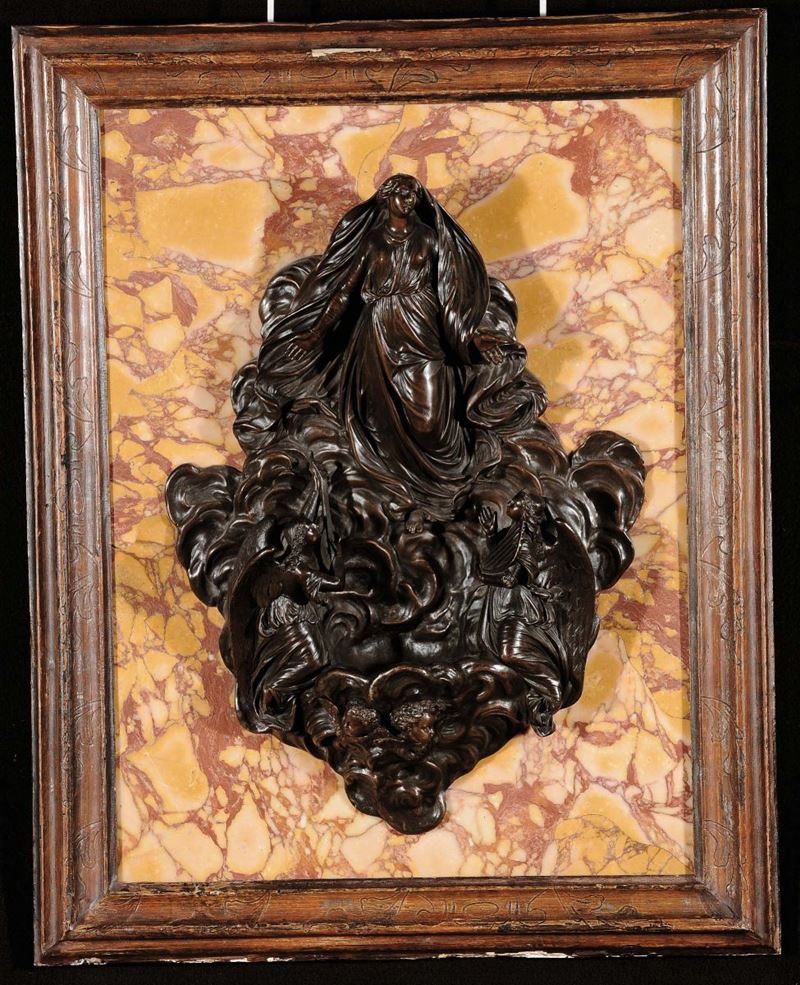 Grande acquasantiera in bronzo brunito applicata su marmo giallo, XVIII secolo  - Auction Antiques and Old Masters - Cambi Casa d'Aste