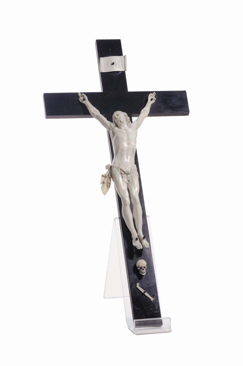 Cristo in avorio su croce in legno ebanizzato, XVIII secolo  - Asta Antiquariato e Dipinti Antichi - Cambi Casa d'Aste