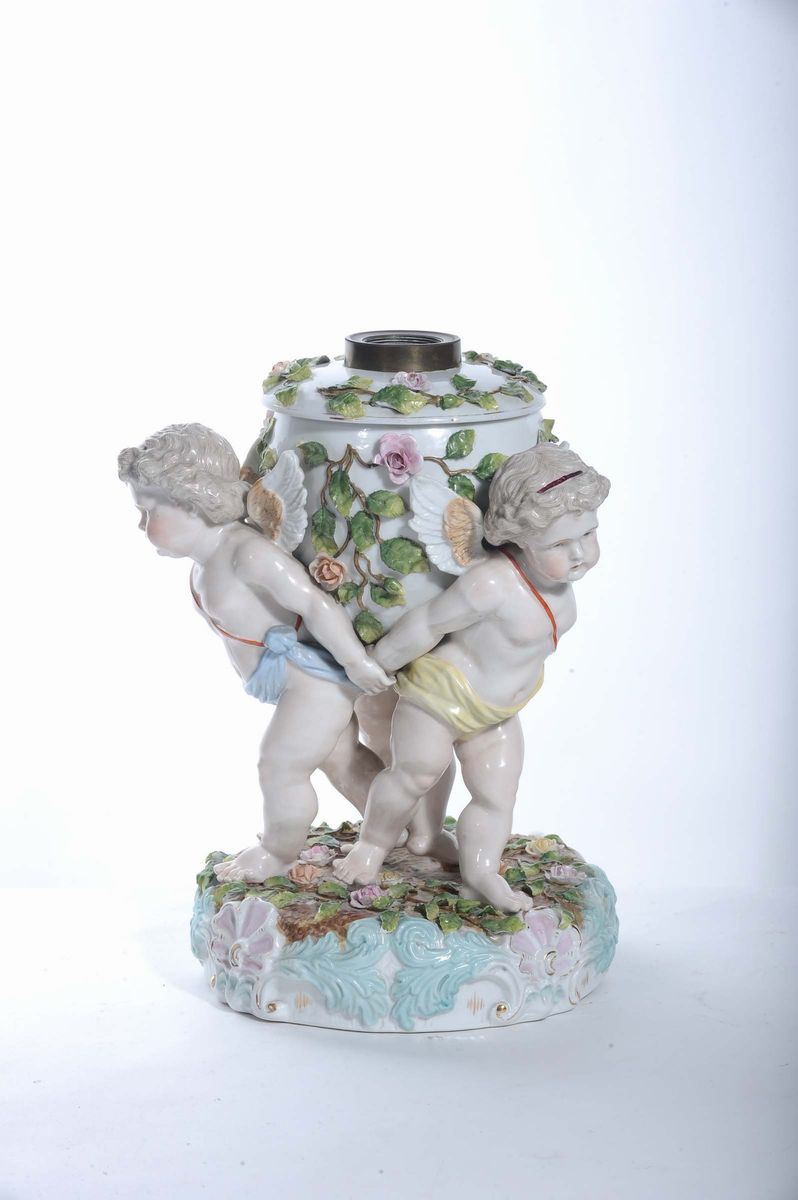 Lume a petrolio in porcellana policroma, fine XIX secolo  - Asta Asta OnLine 05-2012 - Cambi Casa d'Aste