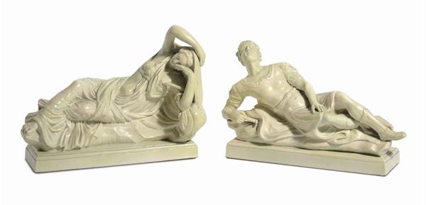 Due sculture neoclassiche in terraglia bianca raffiguranti personaggi sdraiati, XIX secolo