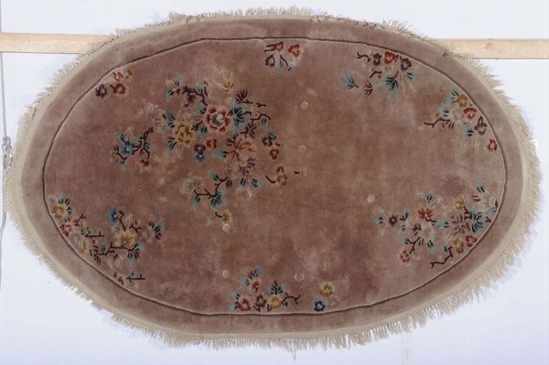 Tappeto cinese ovale, metà XX secolo  - Asta Antiquariato e Dipinti Antichi - Cambi Casa d'Aste