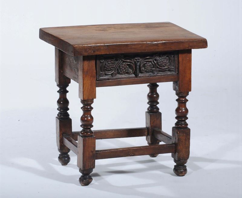 Tavolinetto in noce a rocchetto, XX secolo  - Asta Antiquariato e Dipinti Antichi - Cambi Casa d'Aste