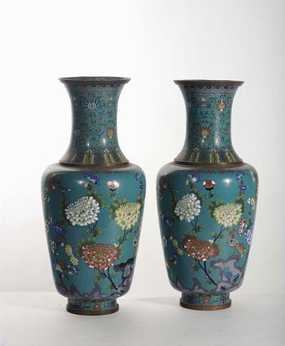 Coppia di Vasi in Metallo e Smalti Cloisonné