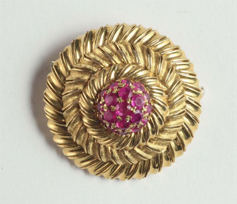Spilla a scudo con piccoli rubini  - Asta Antiquariato e Dipinti Antichi - Cambi Casa d'Aste