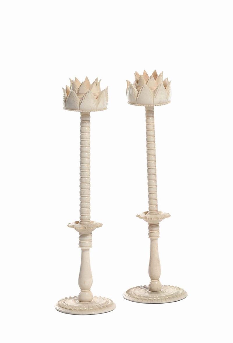 A pair of polished and carved ivory candlesticks, probably Indo-European colonial art, 18th-19th century  - Auction Sculpture and Works of Art - Cambi Casa d'Aste