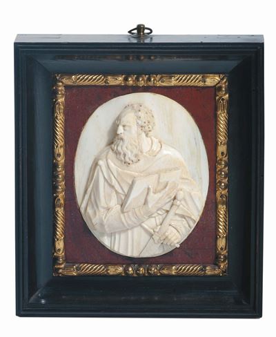 Placca Ovale in Avorio Scolpito Raffigurante San Pietro Poggiante su Fondo in Marmo Rosso, Italia...