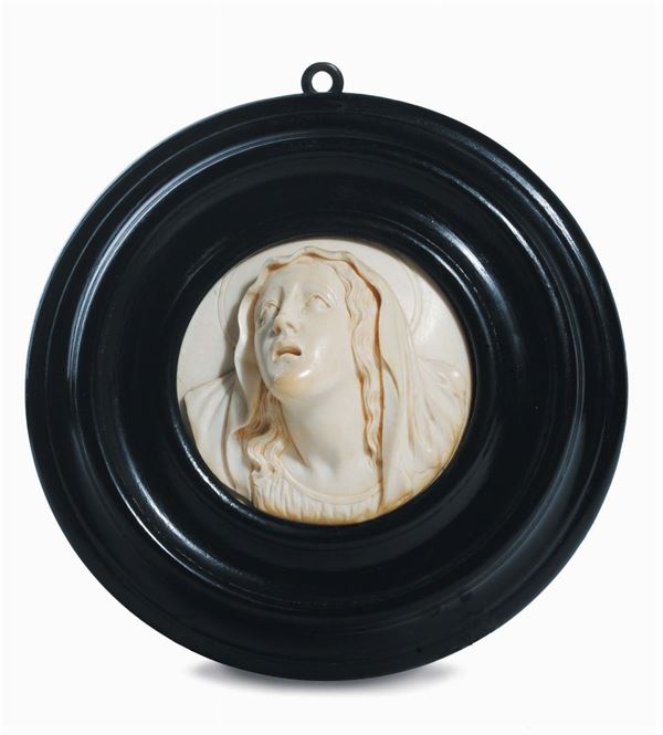 Placchetta circolare in avorio scolpito raffigurante testa di Maria dolente, Italia XVIII-XIX secolo