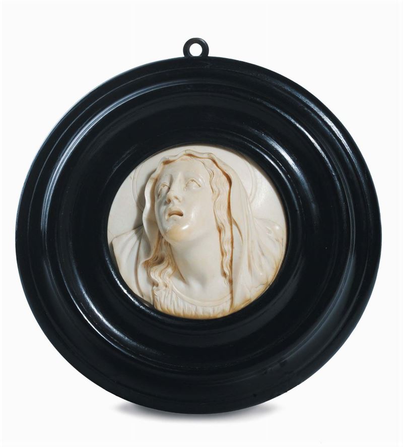 Placchetta circolare in avorio scolpito raffigurante testa di Maria dolente, Italia XVIII-XIX secolo  - Asta Scultura e Oggetti d'Arte - Cambi Casa d'Aste