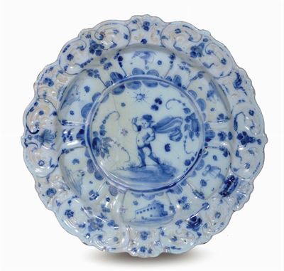 Piatto in Maiolica Modellato a Stampo e a Bordi Festonati, Savona Primo Quarto del XVIII Secolo