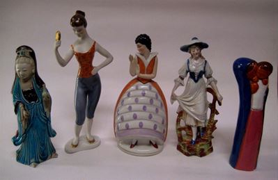 Lotto di Cinque Statuine in Porcellana e Ceramica,
