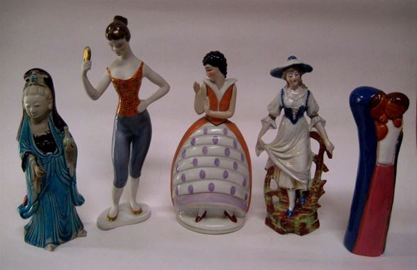Lotto di cinque statuine in porcellana e ceramica,