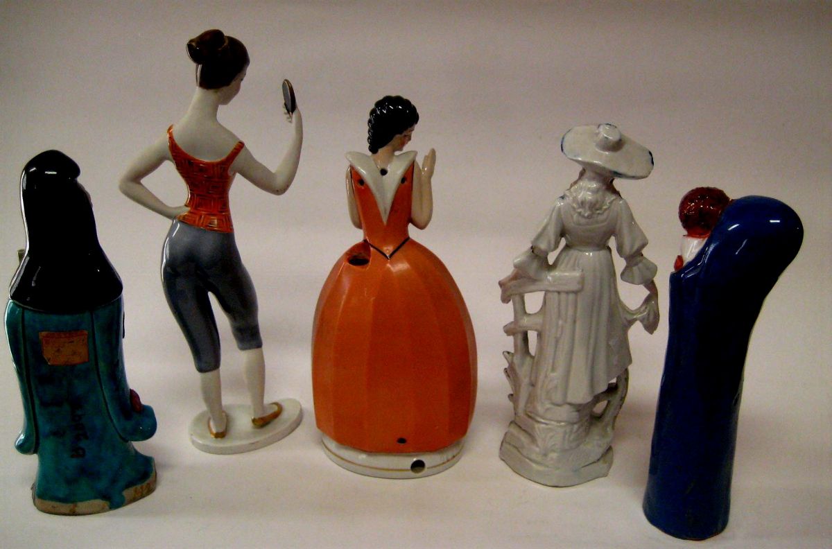 Lotto di Cinque Statuine in Porcellana e Ceramica,