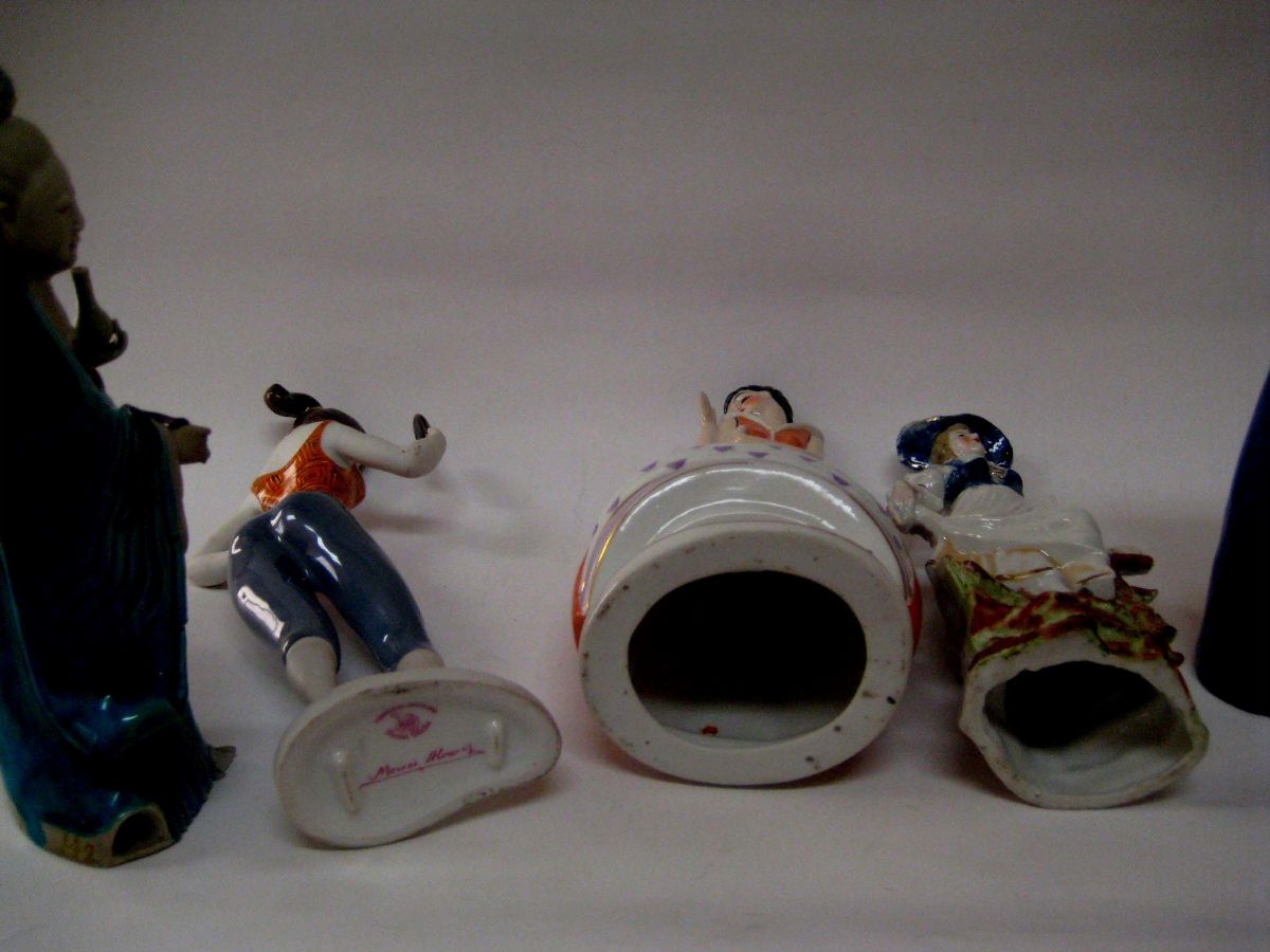 Lotto di Cinque Statuine in Porcellana e Ceramica,