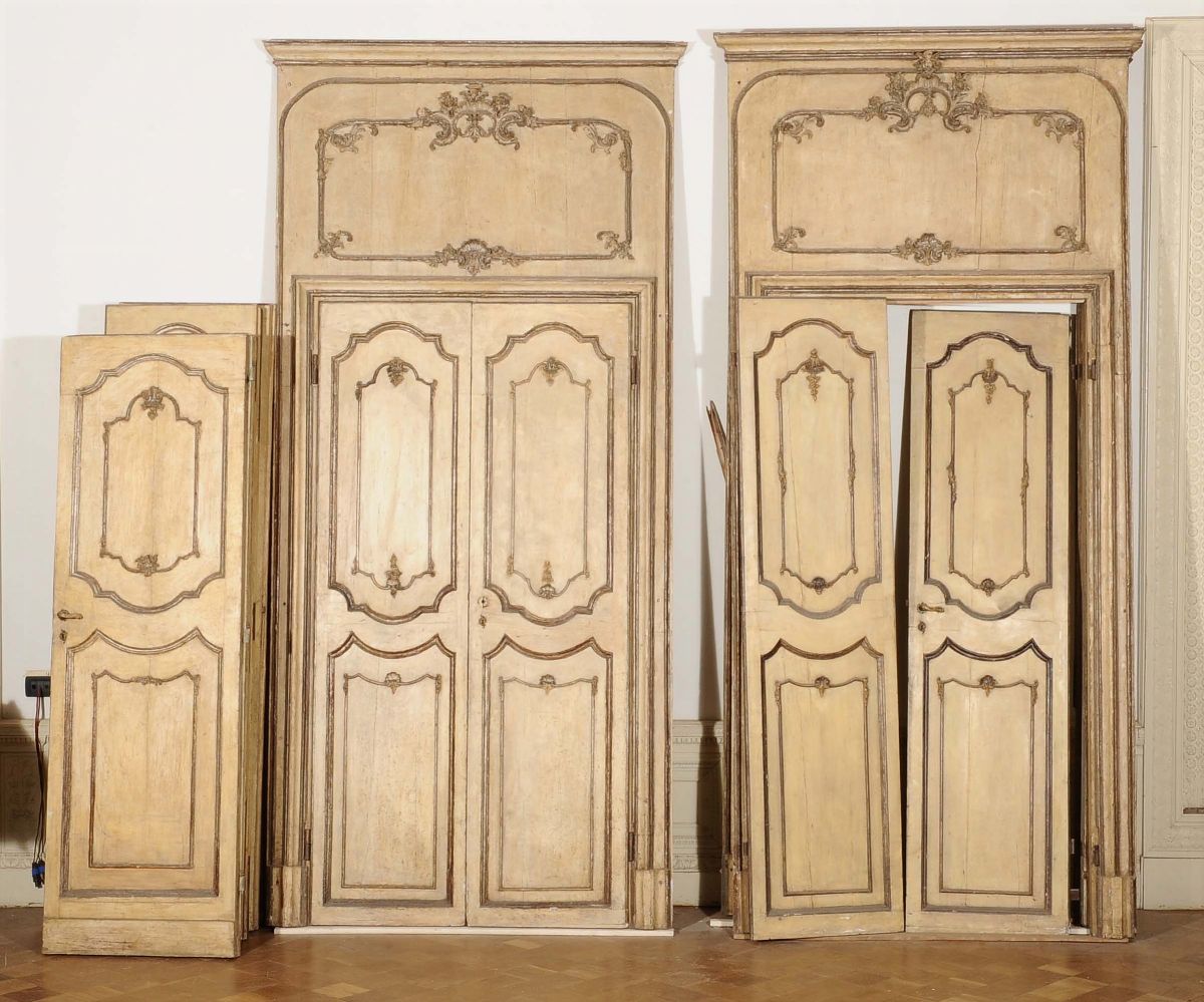 Cinque Porte a Due Ante Laccate a Fondo Beige con Cornici Intaliate e Argentate a Mecca, XVIII Se...