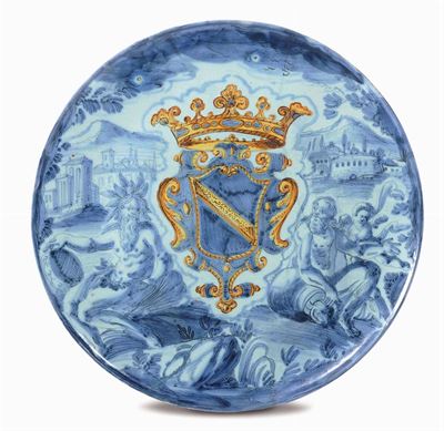 Sottocoppa in Maiolica Policroma a Scenografia Barocca, Savona Inizio XVIII Secolo