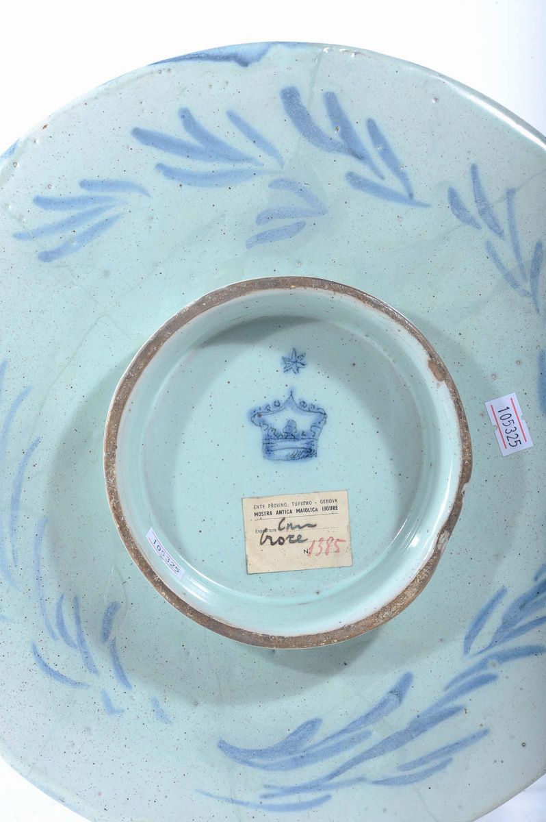 Sottocoppa in Maiolica Policroma a Scenografia Barocca, Savona Inizio XVIII Secolo