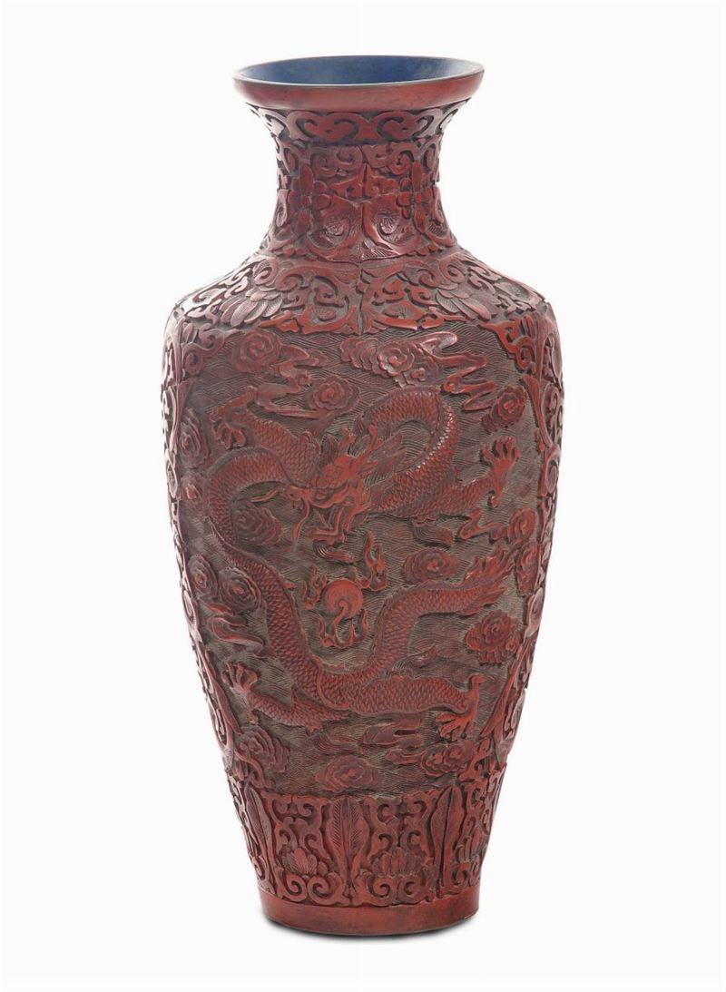 Red lacquer vase with dragon, China, Republic, 20th century  - Auction Antique and Old Masters - II - Cambi Casa d'Aste