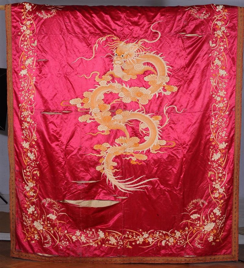 Ricamo di seta con dragone e filo metallo dorato e argentato  - Asta Antiquariato e Dipinti Antichi - Cambi Casa d'Aste