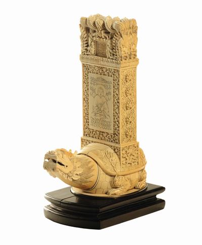 Importante Stele in Avorio Intagliato con Dragoni, Buddha e Poesia di Imperatori, Cina, Dinastia ...