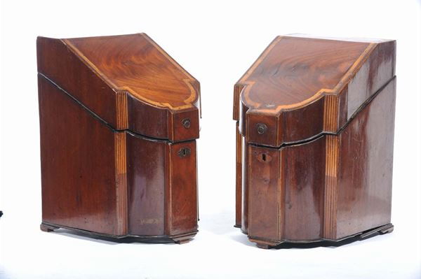 Coppia di scatole in legno lastronato e filettato, XIX secolo