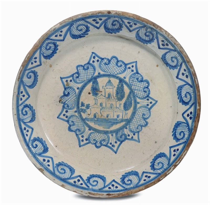 Piatto in maiolica bianca e blu, XVIII secolo  - Asta Antiquariato e Dipinti Antichi - Cambi Casa d'Aste