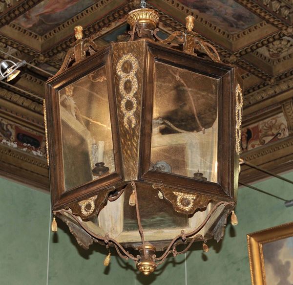 Coppia di lanterne in noce e legno dipinto con finiture in oro, Firenze