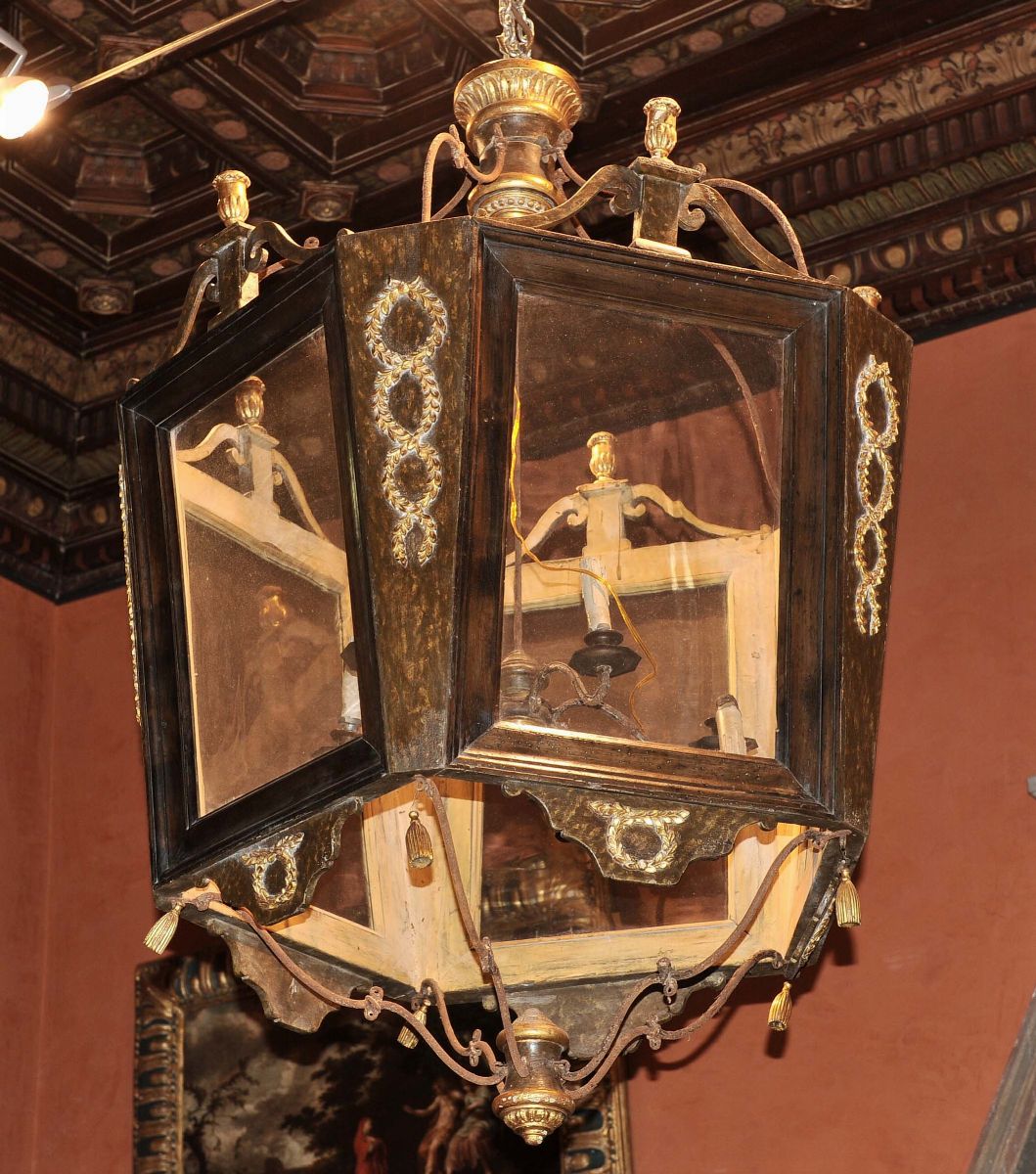 Coppia di Lanterne in Noce e Legno Dipinto con Finiture in Oro, Firenze