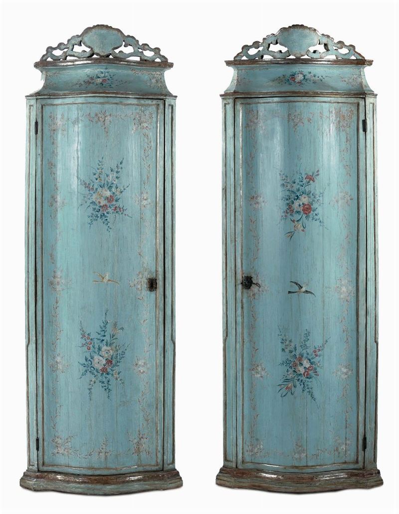 Coppia di angoliere laccate nei toni dell’azzurro, Venezia XVIII secolo  - Auction Antiques and Old Masters - Cambi Casa d'Aste