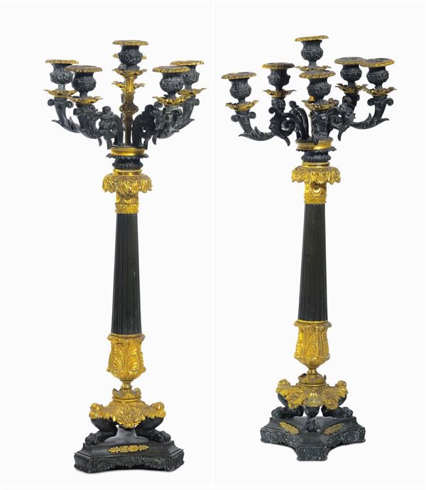 Coppia di candelieri Carlo X a sei luci in bronzo dorato e brunito, XIX secolo