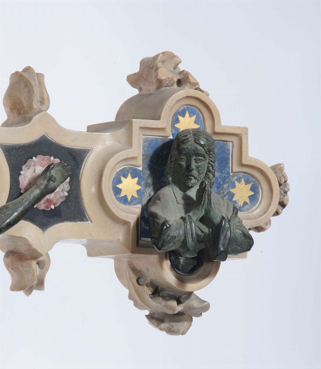 Grande Croce in Marmo e Pietre Dure con Crocifisso in Bronzo, XIX Secolo