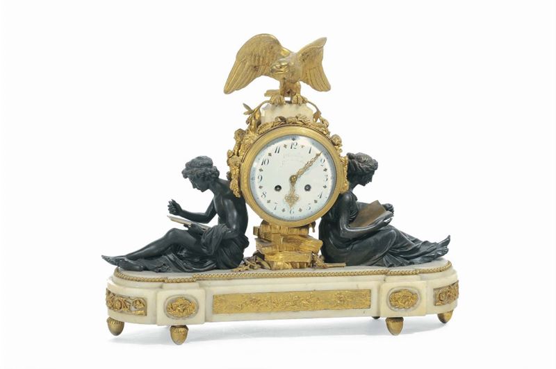 Pendola in marmo bianco e bronzi dorati e bronzi bruniti, Parigi, Mougin 1900 circa  - Auction Antiques and Old Masters - Cambi Casa d'Aste