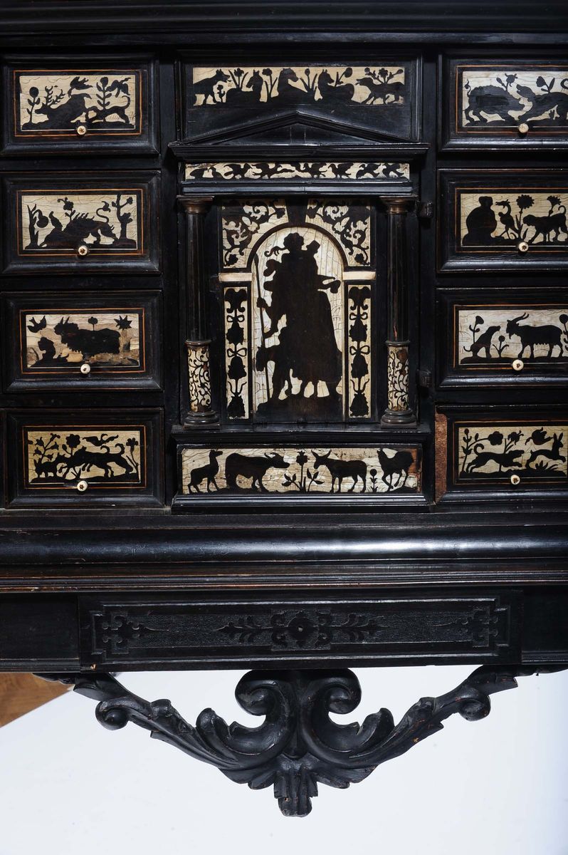 Monetiere in Legno Ebanizzato e Intarsiato in Avorio, XVIII-XIX Secolo