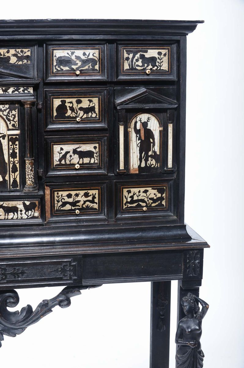 Monetiere in Legno Ebanizzato e Intarsiato in Avorio, XVIII-XIX Secolo