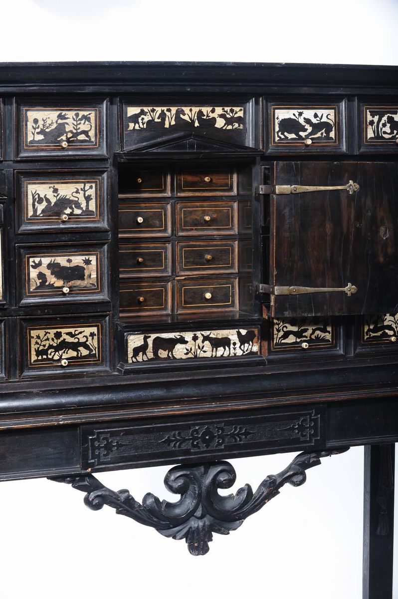 Monetiere in Legno Ebanizzato e Intarsiato in Avorio, XVIII-XIX Secolo