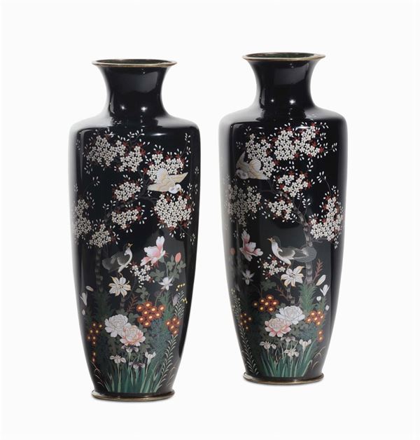 Coppia di vasi cloisonné, Giappone, periodo Meiji, fine XIX secolo