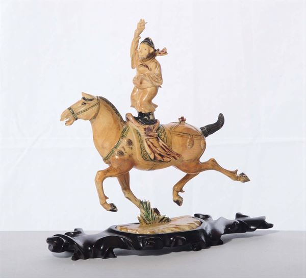 Sculturina in avorio raffigurante cavallo e cavaliere, Cina XX secolo