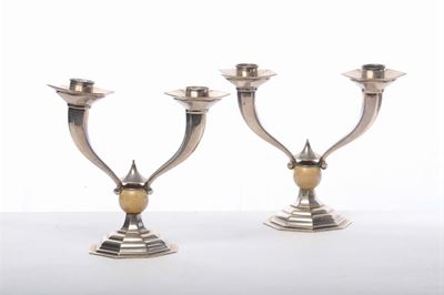 Coppia di Candelieri in Argento a Due Luci di Gusto Deco, Gr. 1000