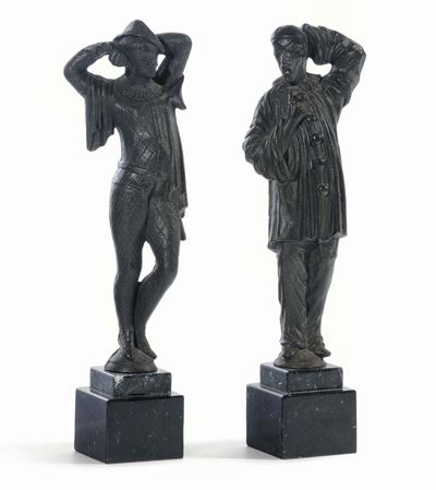 Coppia di Maschere in Ferro Raffiguranti Pulcinella e Arlecchino