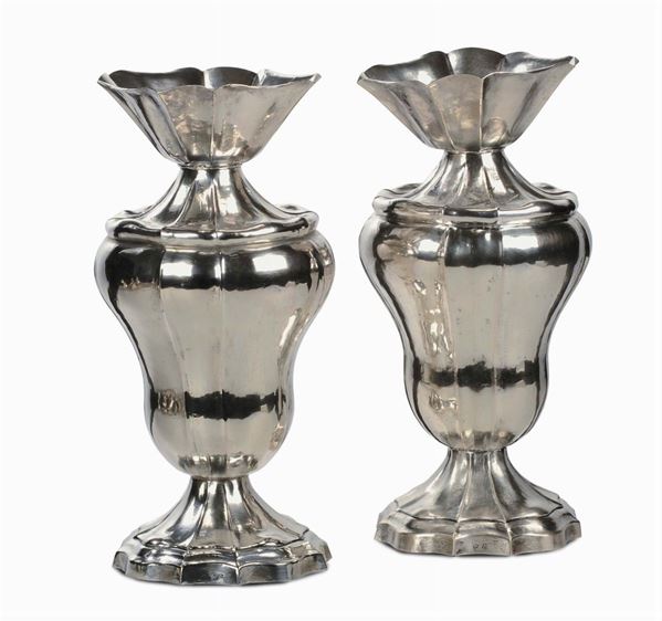 Coppia grandi vasi in argento, gr. 3100