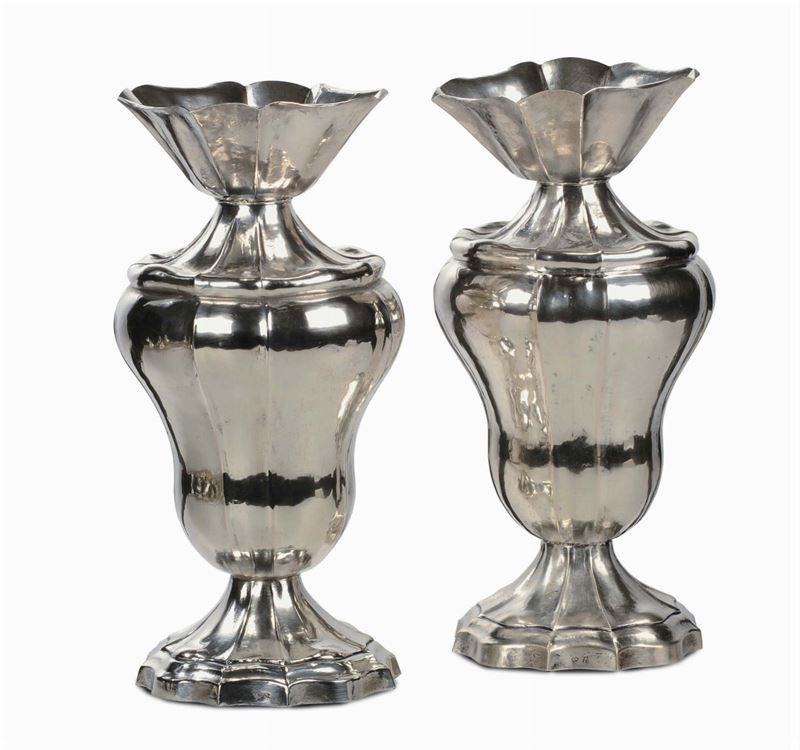 Coppia grandi vasi in argento, gr. 3100  - Auction Antiques and Old Masters - Cambi Casa d'Aste